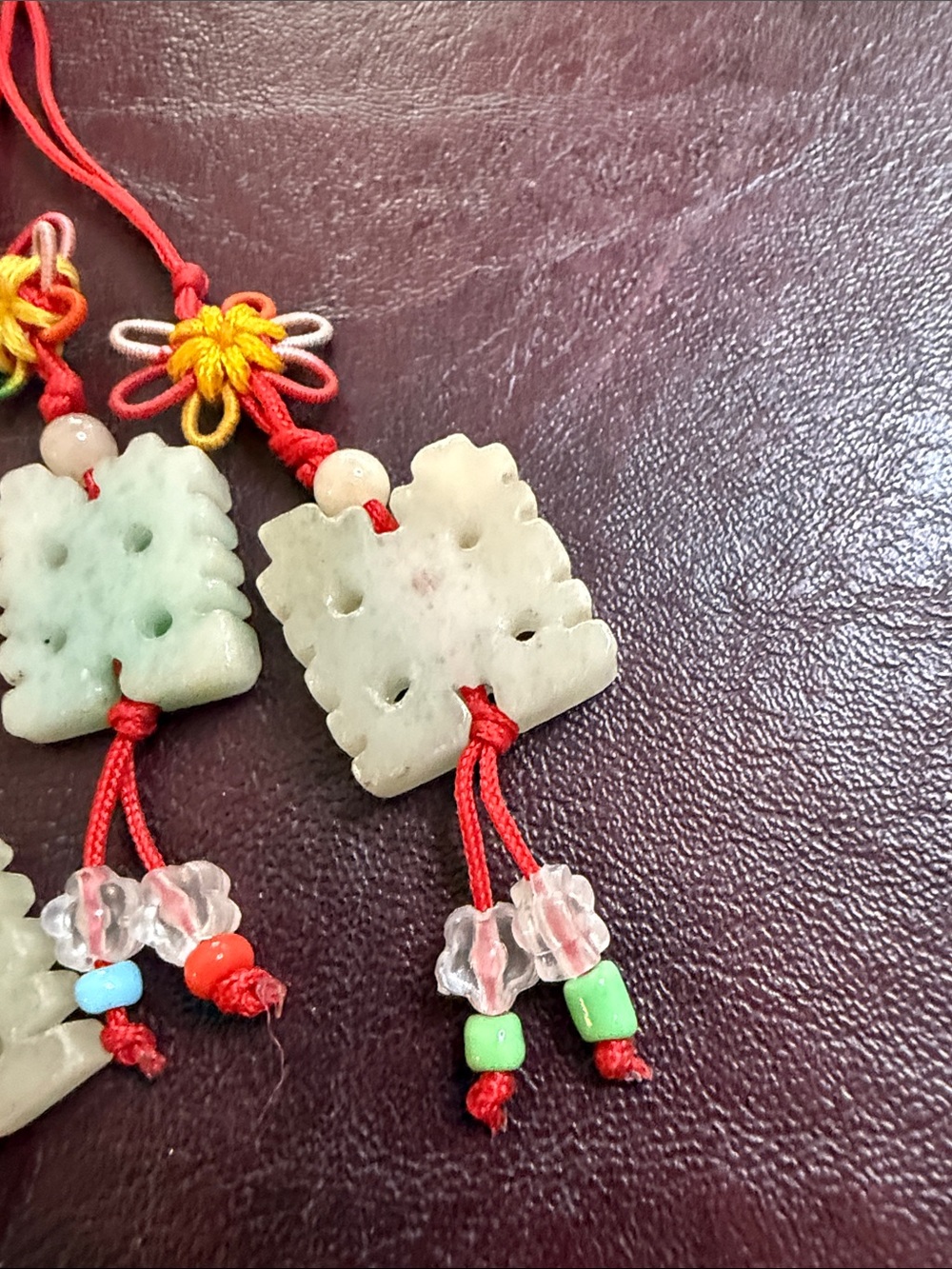 A Jade Green and Cream Chinese Knot Hanging Charm - Picture 4 of 5
